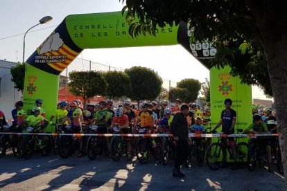 Los ciclistas, en la línea de salida antes de empezar la prueba.