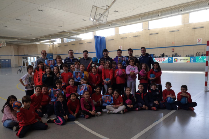 Los impulsores del proyecto con un grupo de alumnos de la escuela Mare de Déu de Alcoletge.