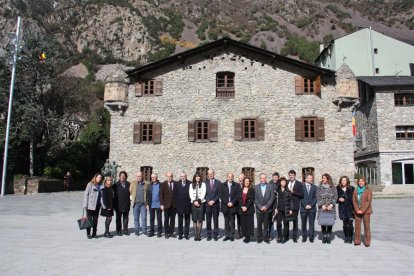 Foto de familia de los responsables del proyecto de candidatura, ayer durante la presentación en la Casa de la Vall de Andorra. 