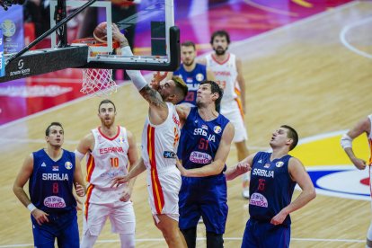 Juancho Hernangómez, jugador de la selecció espanyola, anota malgrat la falta de Boban Marjanovic.