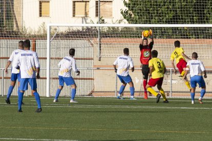 El porter del Ponts atura una pilota en una acció del partit.