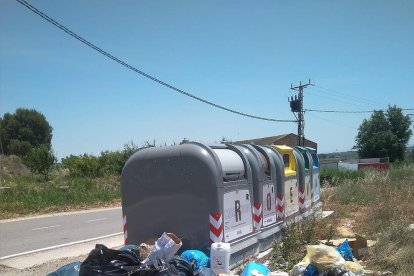 Quejas en Alcoletge  -  Vecinos de las partidas Roquetes y Miralbó de Alcoletge denuncian que la isla de contenedores que tienen más cerca les queda a 1 kilómetro de casa y la mayoría de las veces está desbordada. La alcaldesa en funciones, Ll ...