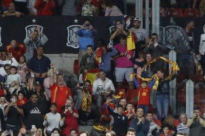 Los jugadores de la selección española celebran el primer tanto, obra de Rodrigo.