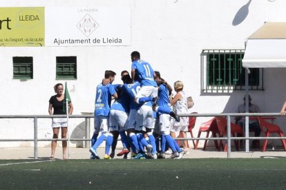 Els jugadors lleidatans celebren un dels gols aconseguits ahir.