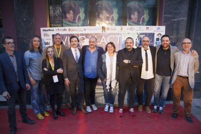 Foto de familia de los galardonados, con Karra Elejalde en el centro, parte del jurado, organizadores y autoridades locales y comarcales. 