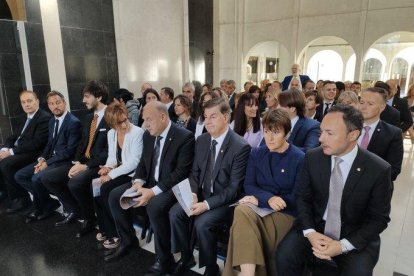 El equipo del Govern, encabezado por Vives, en la homilía.