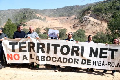 Movilización en la zona donde se construye el vertedero.