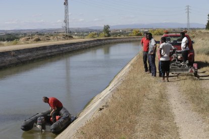 Familiares y amigos del fallecido cerca del lugar donde cayó en el canal de Seròs. 