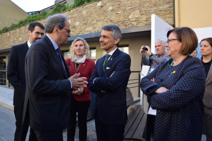 El president Quim Torra conversa amb Vicenç Voltes davant de Rosa Maria Perelló i Albert Batalla.