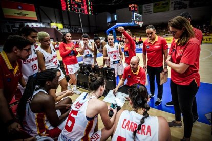 Eric Surís da instrucciones a sus jugadoras durante el partido.