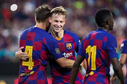 Ivan Rakitic celebra amb Frenkie de Jong el gol amb què el Barça es va imposar al Nàpols.