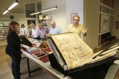 Visitantes durante la jornada de puertas abiertas en el Arxiu Capitular de Lleida.