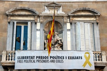 La pancarta en suport als presos independentistes penjada a la façana del Palau de la Generalitat.