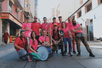 Miembros de la charanga Bsumeta en la Batalla de les Flors de Lleida.