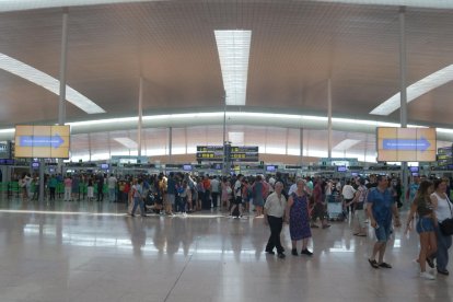 Cues al control de seguretat del Prat el mes de juliol passat.