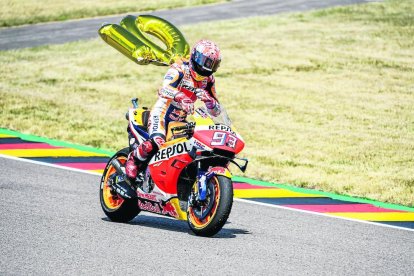 Àlex aixeca la roda de davant de la moto al guanyar la cursa.