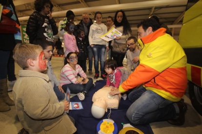 Un taller de técnicas de primeros auxilias a niños en el salón Cucalòcum de Lleida.