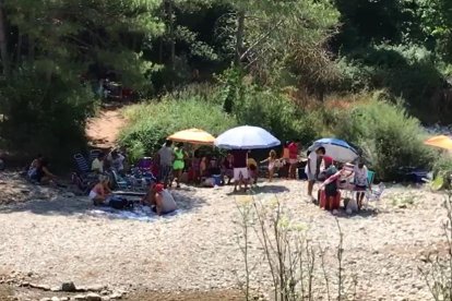 Banyistes a l’entorn del pantà de Sant Ponç aquest mes.