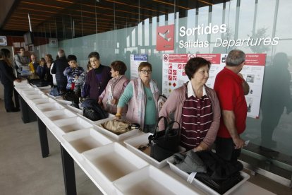 Viajeros del imserso en el aeropuerto de Alguare.