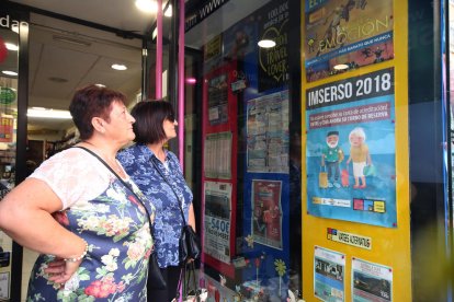 Las agencias ya anuncian los viajes del Imserso, como refleja esta imagen tomada ayer en Lleida.