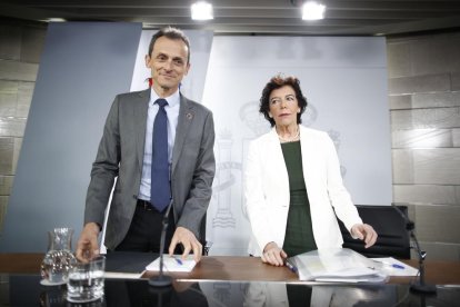 El ministro de Ciencia en funciones, Pedro Duque, y la portavoz en funciones, Isabel Celáa, ayer.