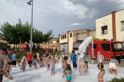 Els més petits van gaudir d’un bany d’escuma a la festa de les Cases Barates.