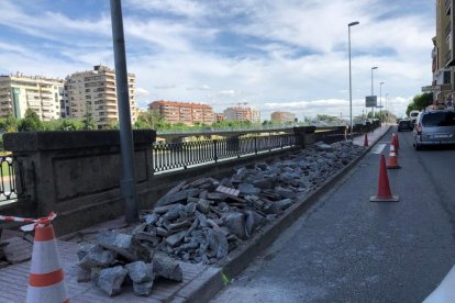 Las obras que se ejecutan en la calle de la Banqueta de Balaguer para evitar inundaciones.