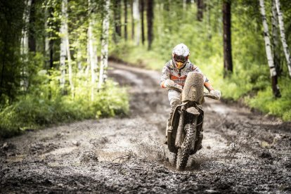 Laia Sanz terminó decimoquinta en la primera etapa del raid.