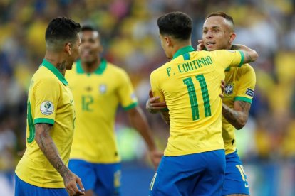 Coutinho celebra uno de los goles que marcó ayer Brasil en la final que ganó a Perú.