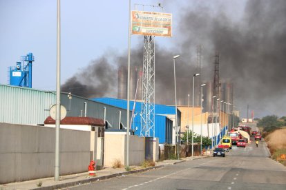 Arde un almacén de productos químicos en un polígono de Tarragona