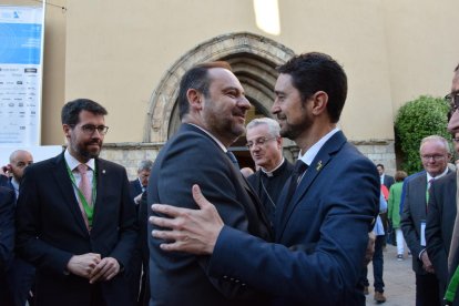 El ministro Ábalos saludando al conseller de Territorio, Damià Calvet, el viernes en La Seu d’Urgell. 