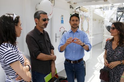 El conseller Damià Calvet se reunió ayer con representantes de Greenpeace en el puerto de Barcelona.