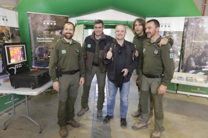 El actor Toni Albà, en el estand de los Agentes Rurales, ayer durante la inauguración de Fira Natura. 