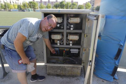 El president de la UE Balàfia, Paco Rodríguez, mostra una de les caixes on hi ha els cables, rebentada una vegada més.