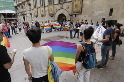 Imagen de archivo de una concentración contra la LGTBIfobia en la plaza Paeria de Lleida. 