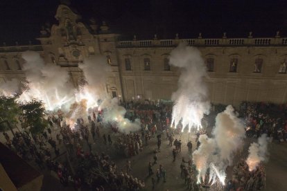 Encesa a la plaça Universitat en què van participar uns 1.000 diables.