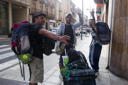 Alguns firaires de la Fira de Teatre seguien ahir per Tàrrega.