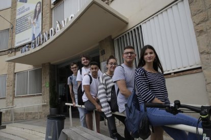 De izquierda a derecha, Toni, Robert, Taoufik, Alba, Àlex y Ariadna.