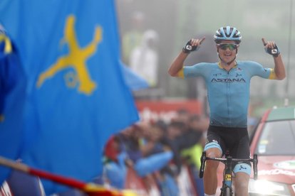 El danès Jakob Fuglsang celebra el triomf a La Cubilla.