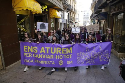 Unes 200 manifestants van recórrer l’Eix, tancant les botigues.