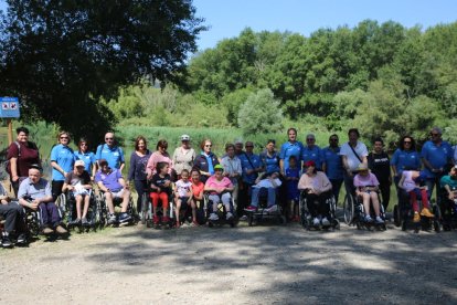 Voluntaris i persones de l’Associació Aremi, abans de començar les passejades i activitats per l’aiguabarreig a la Granja d’Escarp.