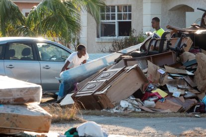 Bahamians intentant recuperar béns després de l’huracà Dorian.