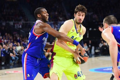 El pívot Ante Tomic intenta anotar ante un jugador del Efes.