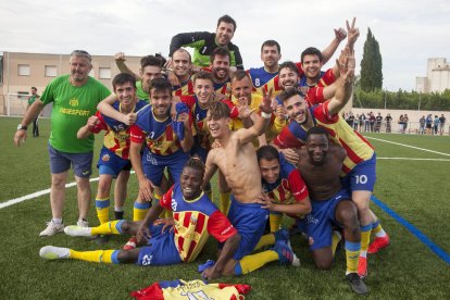 Los jugadores del Bellpuig celebrando el ascenso.