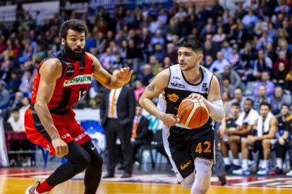 El gallec Sergi Quintela intenta escapar-se del marcatge de Devin Wright, jugador del Granada.