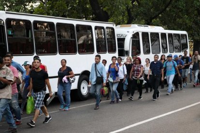 Els usuaris del metro es van veure obligats a continuar els seus camins a peu.