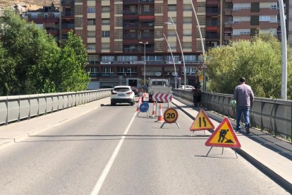 Las obras de reparación de las juntas del dilatación del puente.