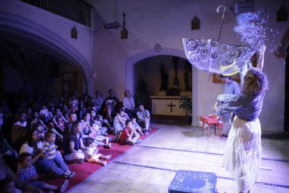 Actuación de la compañía Teatre al Detall, ‘El núvol gris, gras i gros’.