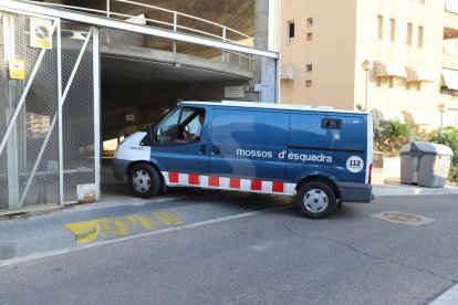 El furgó dels Mossos d'Esquadra amb la parella detinguda entra als jutjats de Lleida.