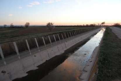 El canal principal, ahir encara buit a l’espera de l’aigua.